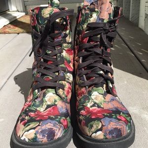 🌸 Floral print combat boots 🌸